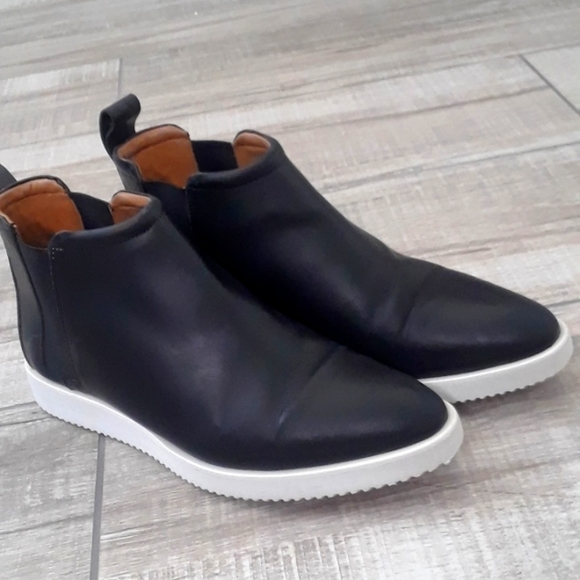 Everlane Shoes - EVERLANE STREET ANKLE BOOTIE..